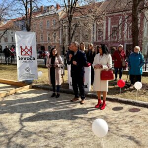 NADÁCIA AGEL podporila seniorov v Levoči petangovým ihriskom (1)