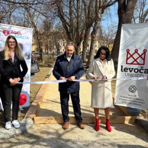 NADÁCIA AGEL podporila seniorov v Levoči petangovým ihriskom (5)